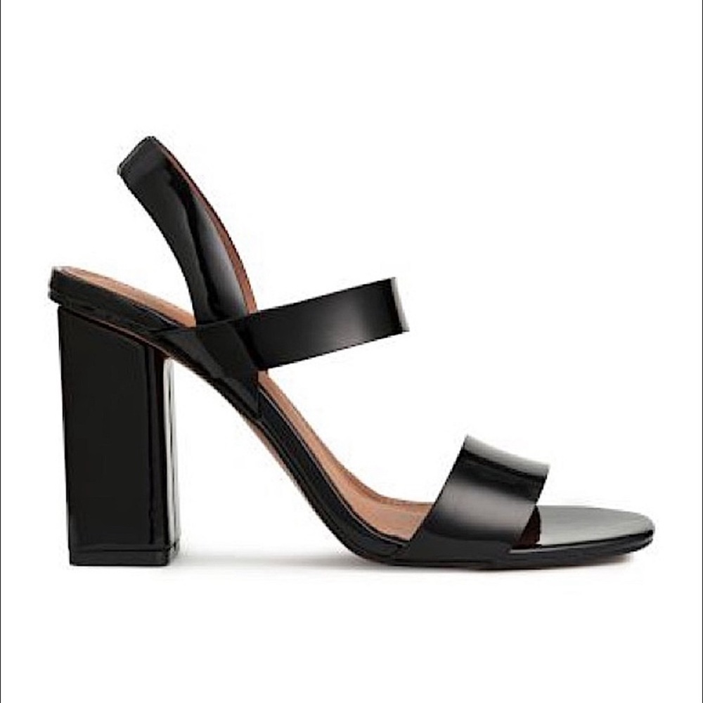 ๐ท&๐ผ Block heeled patten leather sandals size 8.5